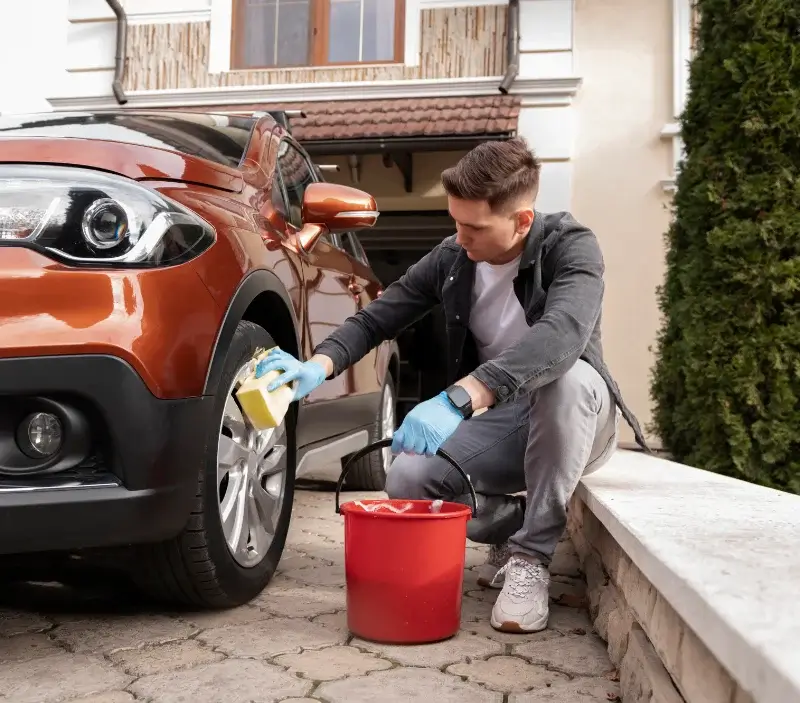 Lavage auto à domicile Grugny : professionnel intervenant sur un véhicule